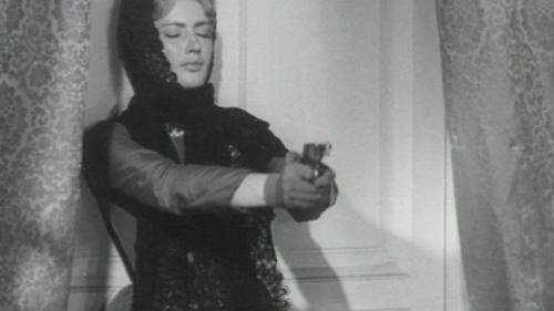 Дуня стреляет в Свидригайлова, в роли Виктория Федорова, х/ф &quot;Преступление и наказание&quot;, СССР 1969