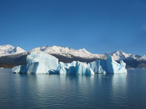 отколовшийся айсберг от ледника  Перито-Морено, теперь плавающий в озере Лаго-Архентино
