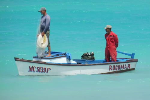 кубинские рыбаки в Карибском море