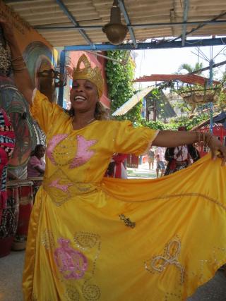 танцовщица в национальном платье Кубы