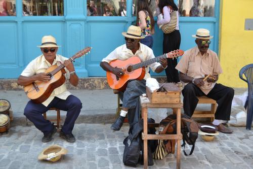 кубинские уличные музыканты в Гаване