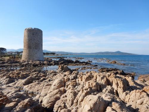 старый маяк на берегу Тирренского моря, Сардиния, Италия
