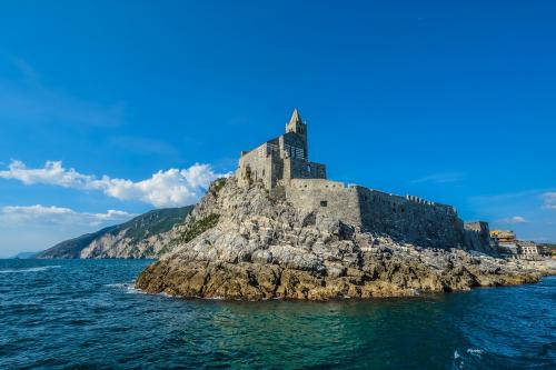 Древний замок, аббатство Святого Лаврентия на берегах Лигурийских берегах, Италия