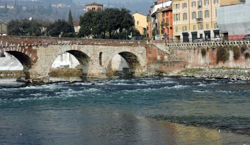 каменный мост реки Адидже в Вероне