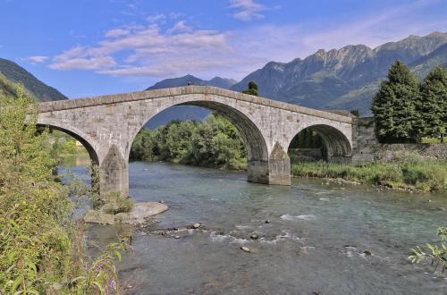 романский мост через реку Адда
