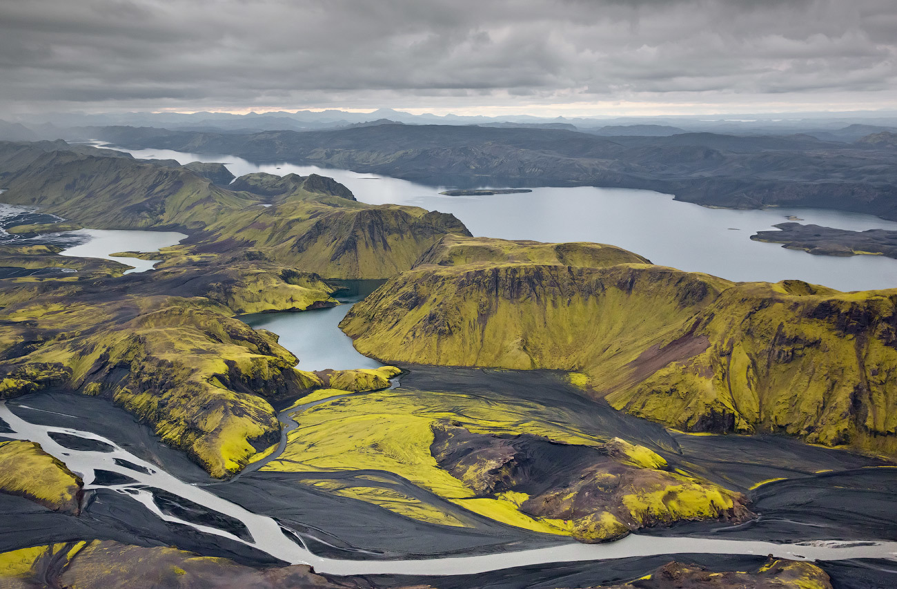 Исландия какая европа. Исландия река Тьоурсау. Вулканический ландшафт Исландии. Рейкьявик Исландия горы. Заповедник Фьятлабак Исландия.