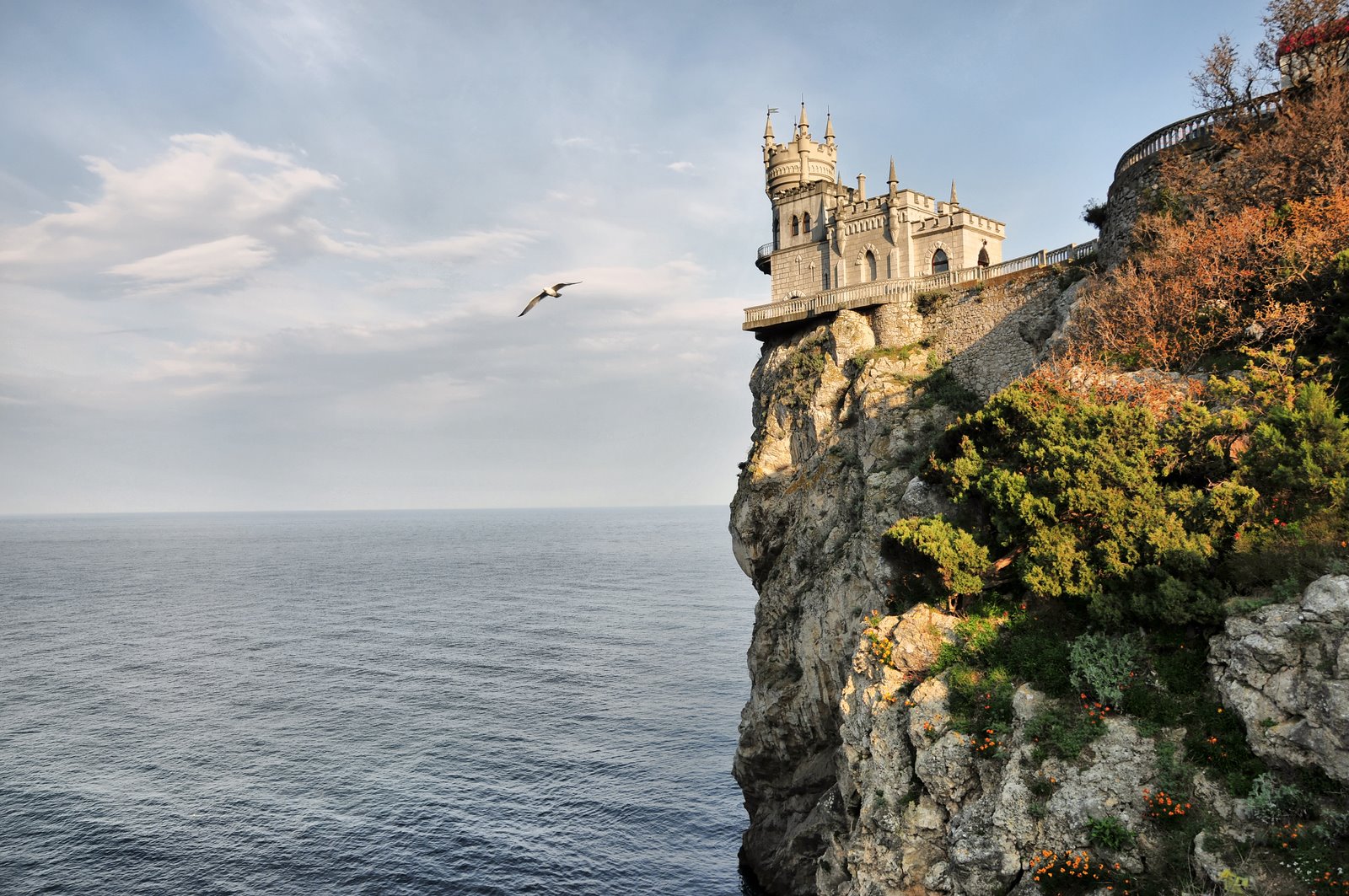 Где красиво в крыму. Алупка Ласточкино гнездо. Алушта Ласточкино гнездо. Замок Ласточкино гнездо в Крыму. Аврорина скала Ласточкино гнездо.