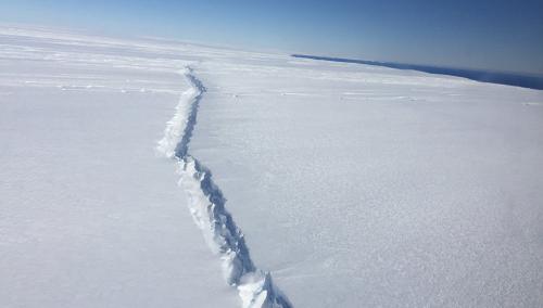 разлом льда в Антарктике