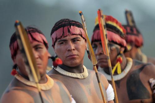 мужчины племени долины реки Амазонка