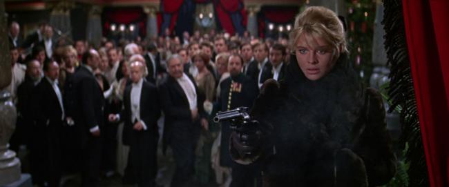 Лара - в роли Джули Кристи неудачно стреляет в Комаровского, случайно попадая в прокурора, кадр из к/ф Дэвида Лина &quot;Doctor Zhivago&quot;, США 1965