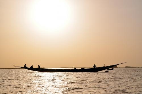 Палящее солнце, рыбаки, река Нигер