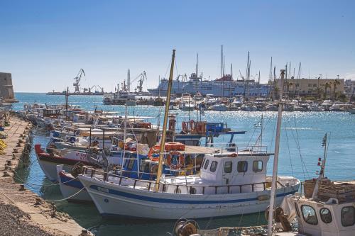 Рыбацкие судна в греческой гавани