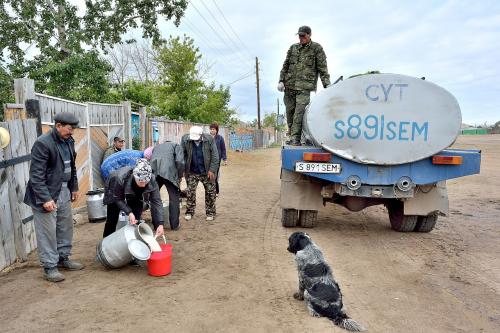 закуп молока в казахской деревне