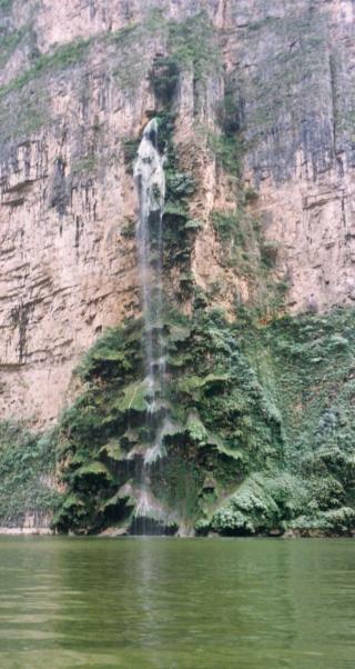 водопад из пологой стены каньона Эль-Сумидеро на реке Грихальва