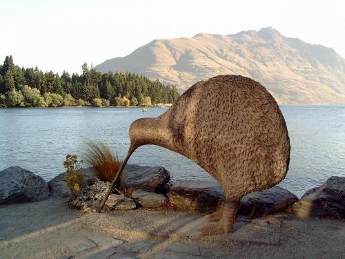 Статуя символ Новой Зеландии — птица Киви