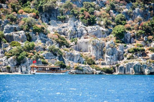скалистые берега черного моря в Турции