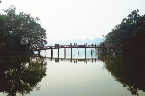 мост через озеро в Ханой